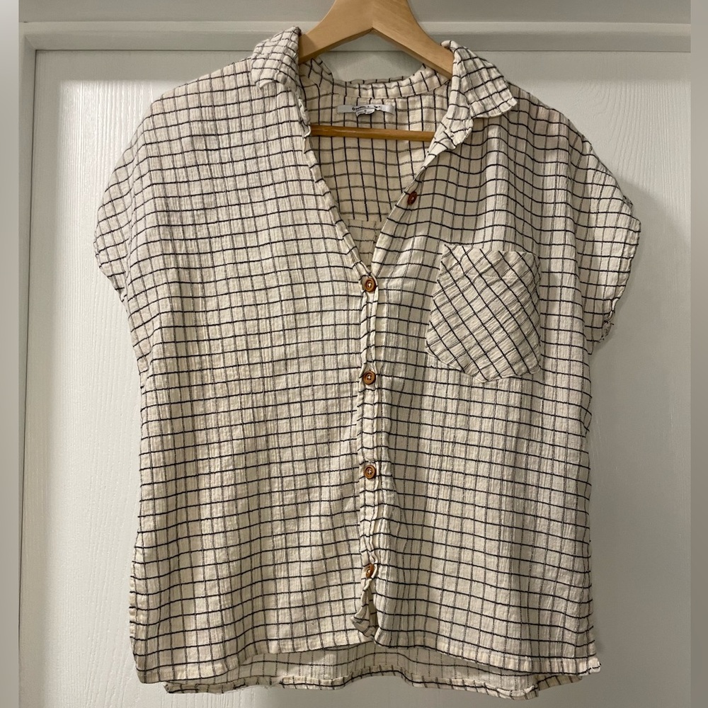 O’Neill Cream Short Sleeve Button Down Top. Size S